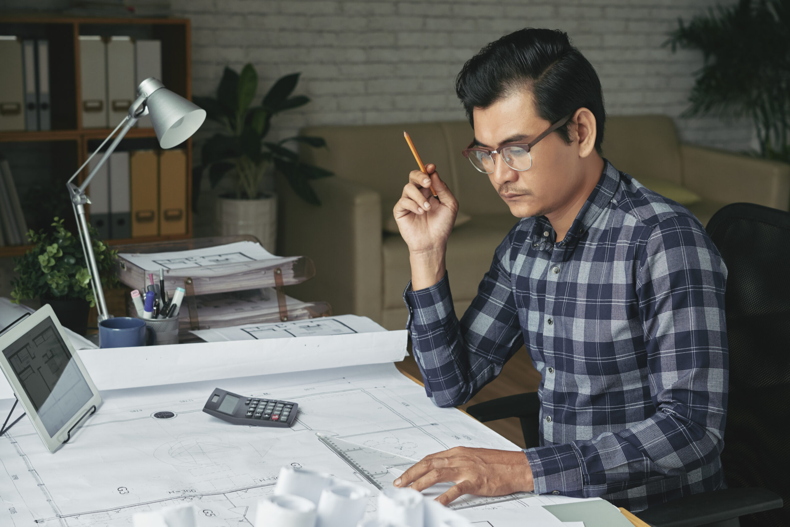 Ilustrasi freelancer bekerja remote dari Indonesia untuk klien luar negeri sambil mengelola administrasi pajak digital