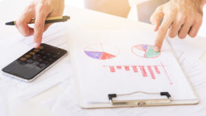 Ilustrasi current ratio dan analisis kesehatan keuangan perusahaan untuk menjaga likuiditas bisnis