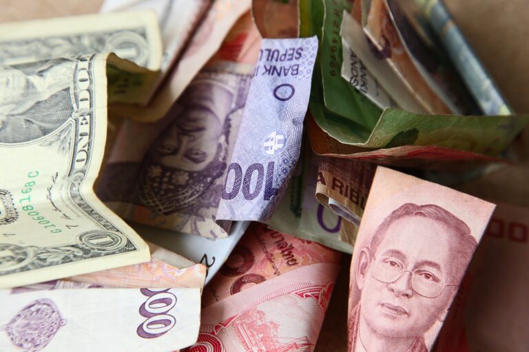 Ilustrasi perusahaan menghitung kerugian selisih kurs akibat pelemahan rupiah terhadap dolar untuk kebutuhan pajak bisnis