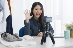 Ilustrasi affiliator dan content creator yang memperoleh komisi dari platform digital serta menghitung kewajiban pajaknya