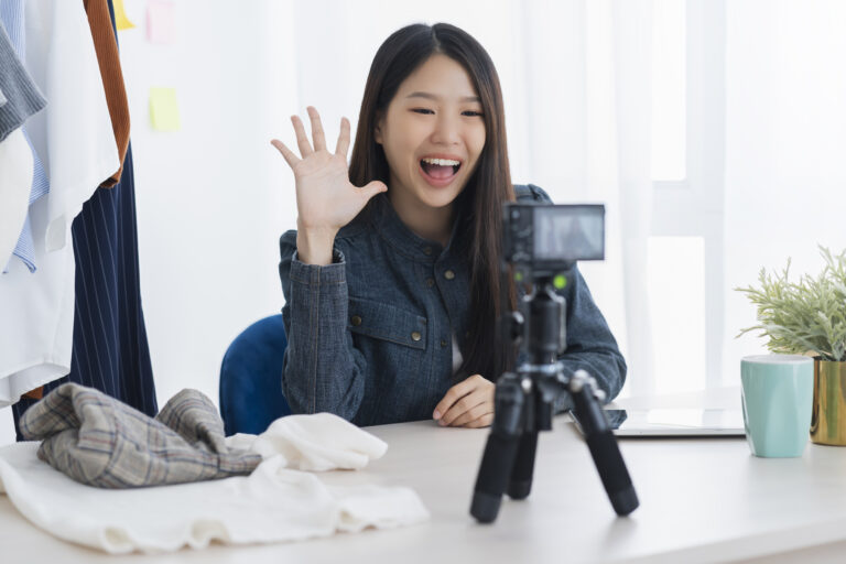 Ilustrasi affiliator dan content creator yang memperoleh komisi dari platform digital serta menghitung kewajiban pajaknya