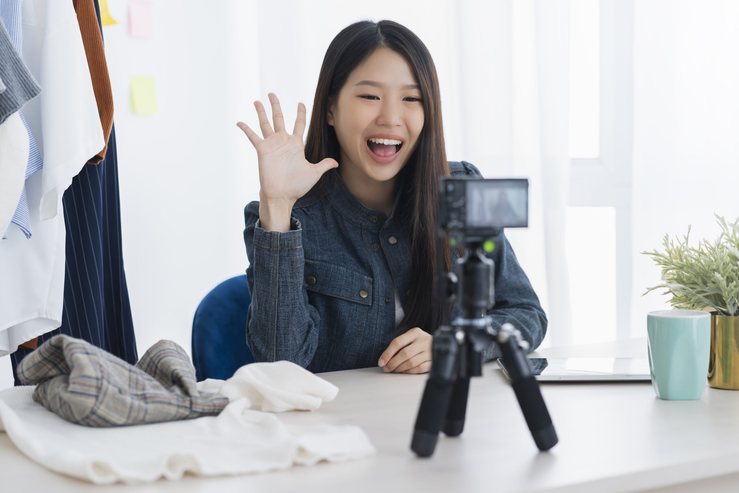 Ilustrasi affiliator dan content creator yang memperoleh komisi dari platform digital serta menghitung kewajiban pajaknya