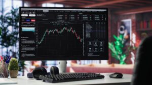 Ilustrasi investor saham yang juga menjalankan usaha UMKM dan menghitung kewajiban pajaknya