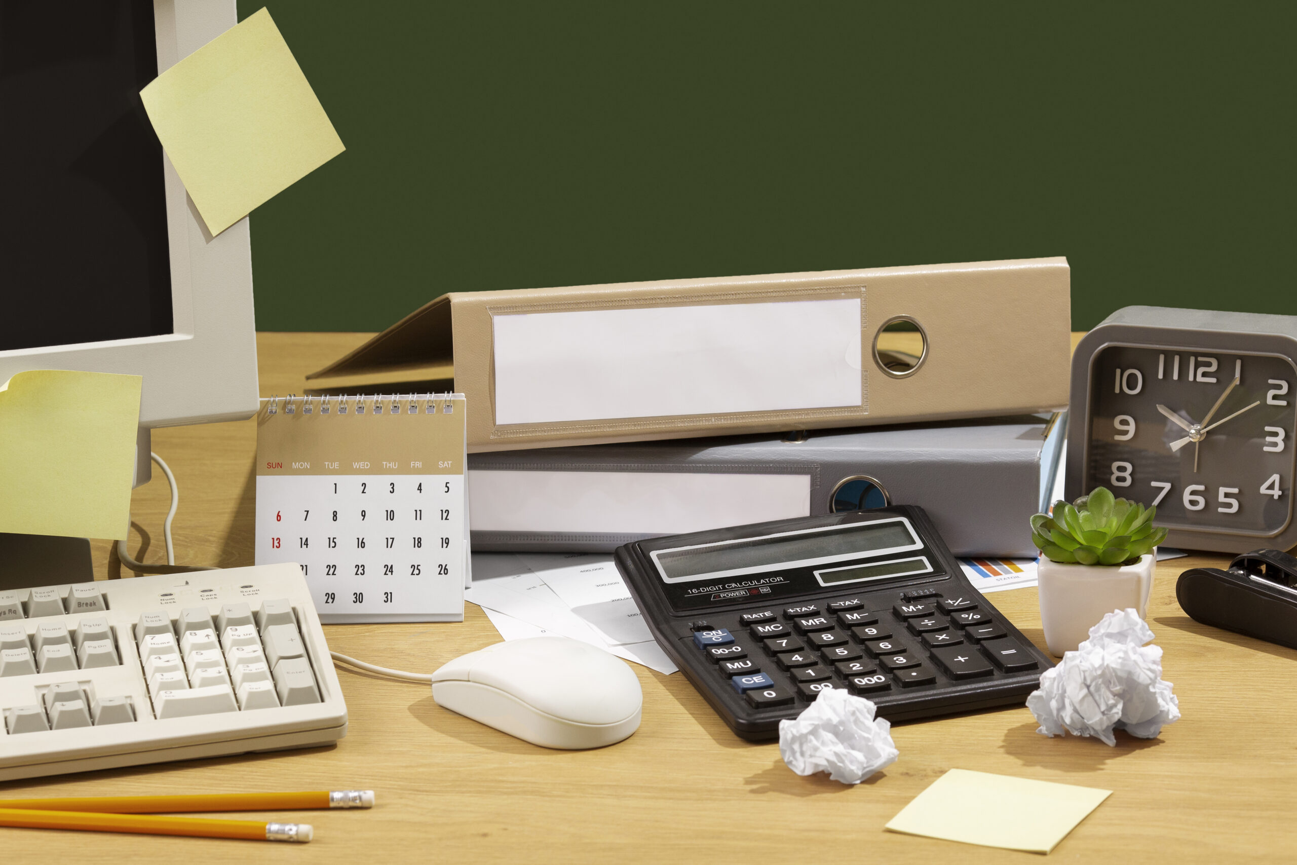 Pelaku UMKM sedang menghitung kewajiban pajak usaha dengan laporan penjualan, kalkulator, dan dokumen perpajakan di meja kerja