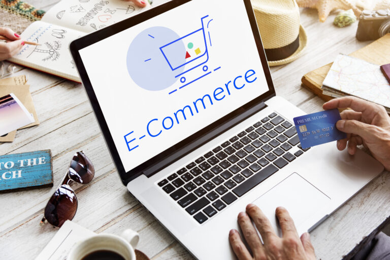 Ilustrasi pelaku usaha online mempersiapkan kepatuhan pajak e-commerce melalui marketplace dan platform digital
