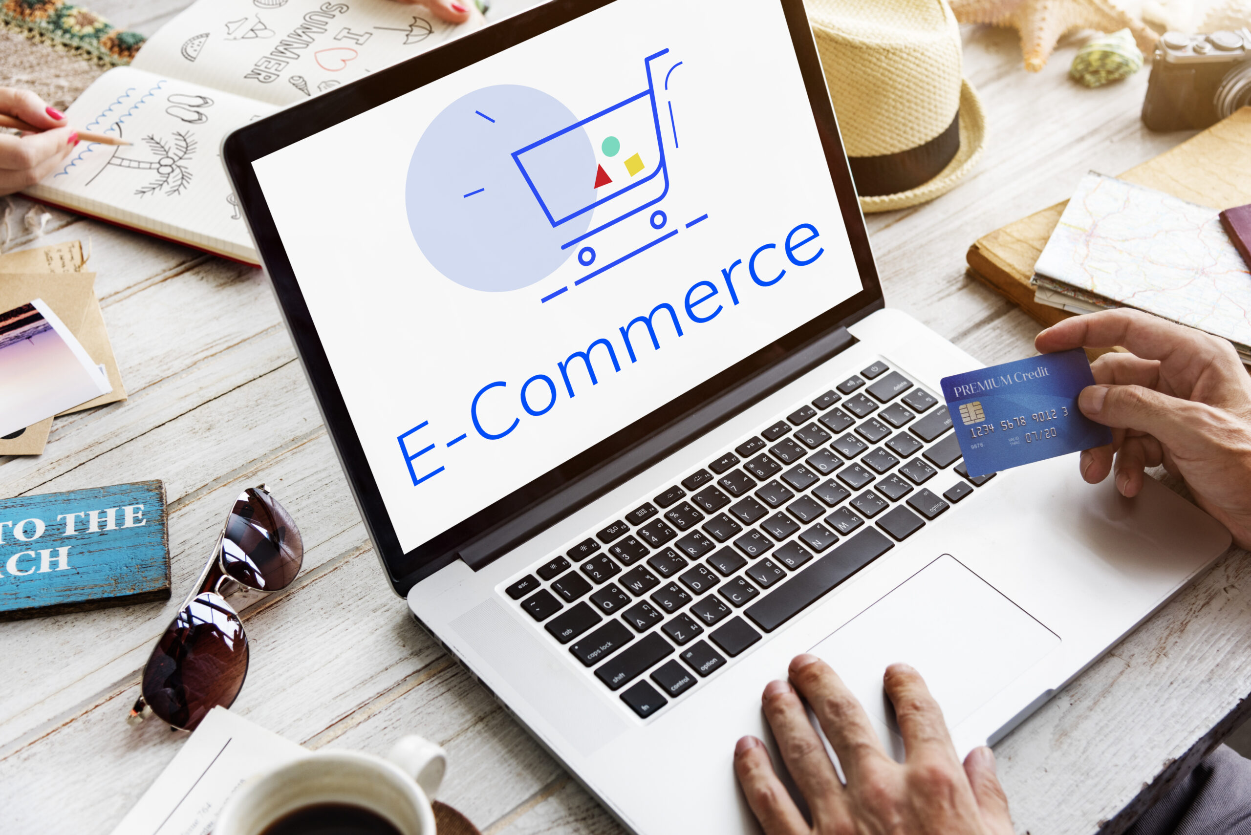 Ilustrasi pelaku usaha online mempersiapkan kepatuhan pajak e-commerce melalui marketplace dan platform digital