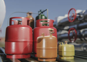 Ilustrasi kapal pengangkut LPG di pelabuhan dengan aktivitas bongkar muat tabung gas sebagai gambaran kebijakan pembebasan bea masuk impor LPG.