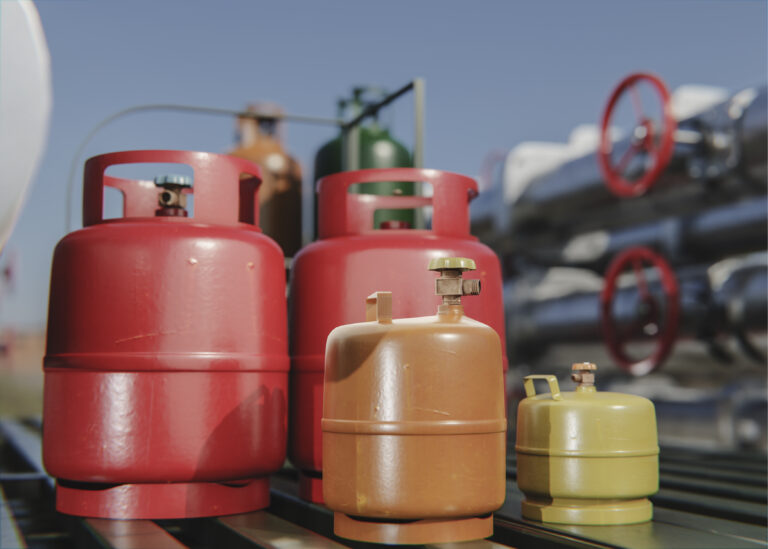 Ilustrasi kapal pengangkut LPG di pelabuhan dengan aktivitas bongkar muat tabung gas sebagai gambaran kebijakan pembebasan bea masuk impor LPG.
