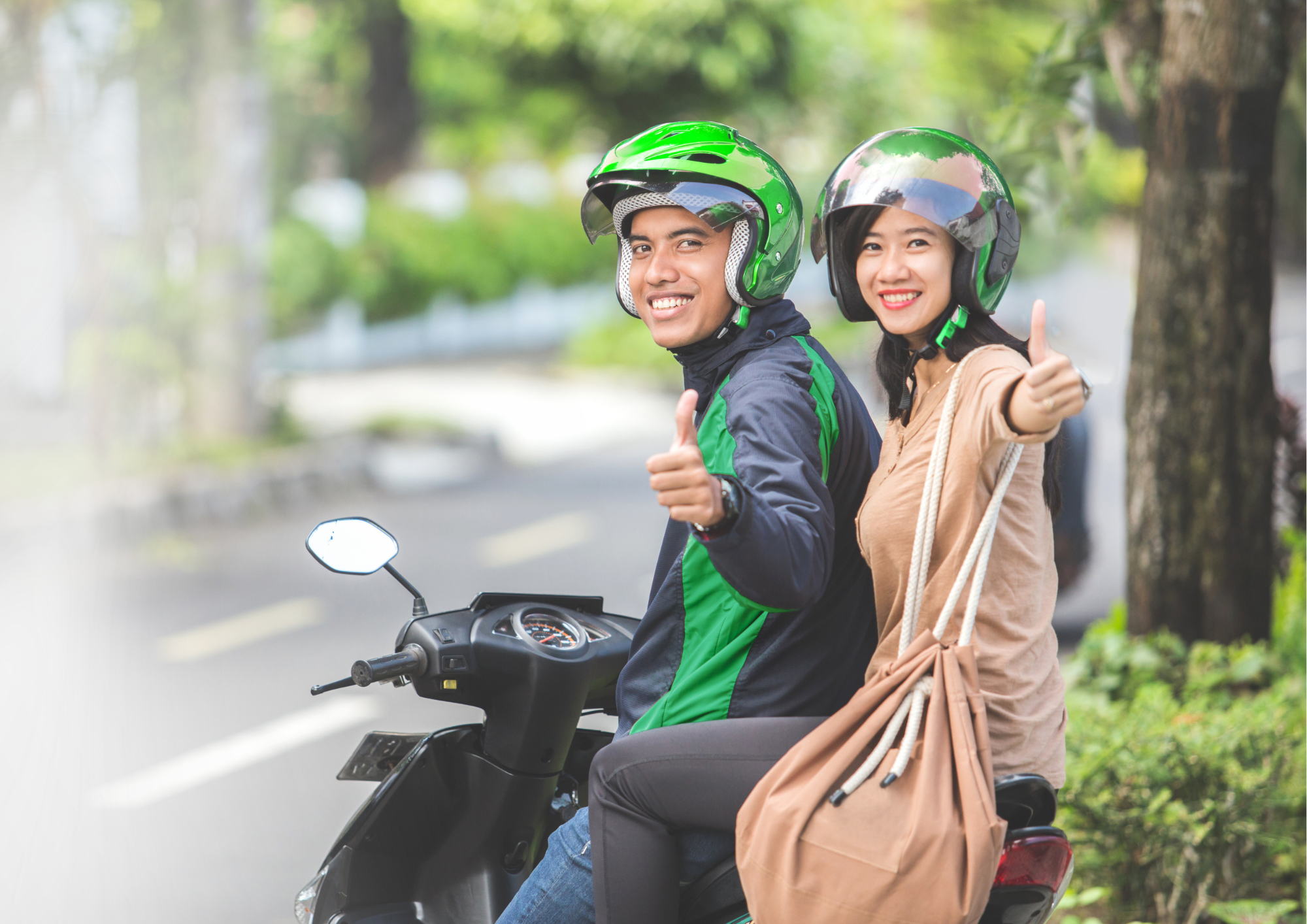 Ilustrasi pengemudi ojek online menggunakan aplikasi digital dengan latar aktivitas UMKM sebagai simbol perubahan status pengemudi menjadi pelaku usaha mikro.