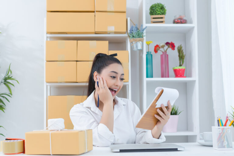 Ilustrasi seller e-commerce sedang mengelola toko online dan menyiapkan dokumen surat pernyataan omzet untuk keperluan administrasi perpajakan.