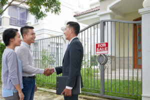 Ilustrasi pasangan muda menerima kunci rumah pertama dengan informasi potongan BPHTB hingga 50 persen di Jakarta.