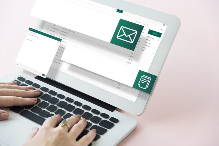 Ilustrasi wajib pajak membuka email imbauan pembetulan SPT dari Direktorat Jenderal Pajak melalui laptop dengan dokumen perpajakan di meja kerja.